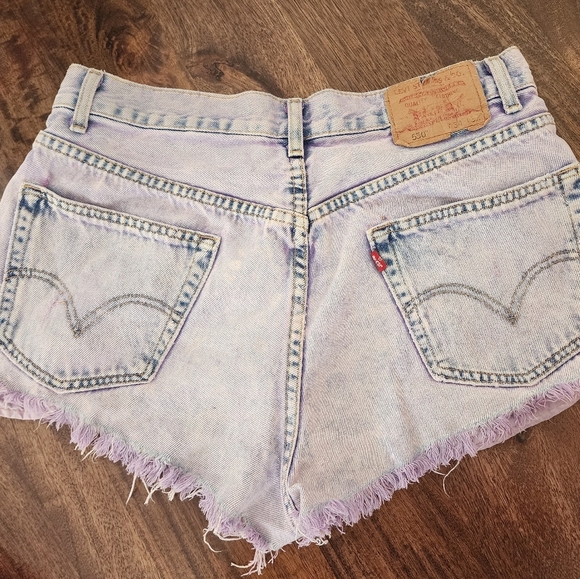 Levi's Distressed Short Shorts Lavender Wash Colorwash Relaxed Fit Shorts Sz 34 - Picture 3 of 6